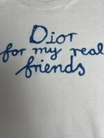 T-shirt divertente con messaggio Dior per amici veri, stile casual e alla moda.