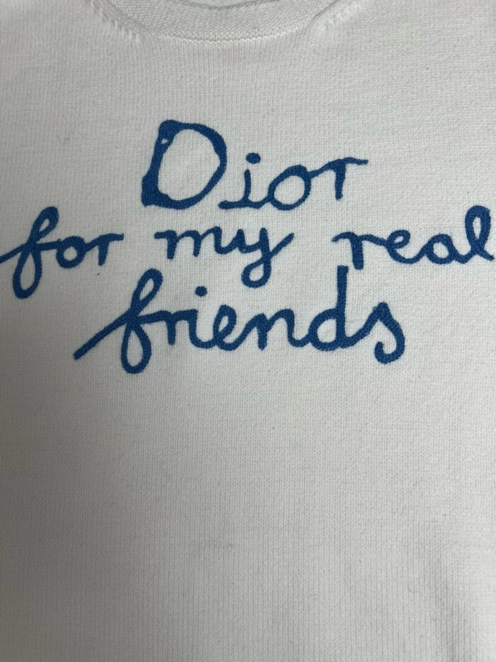 T-shirt divertente con messaggio Dior per amici veri, stile casual e alla moda.