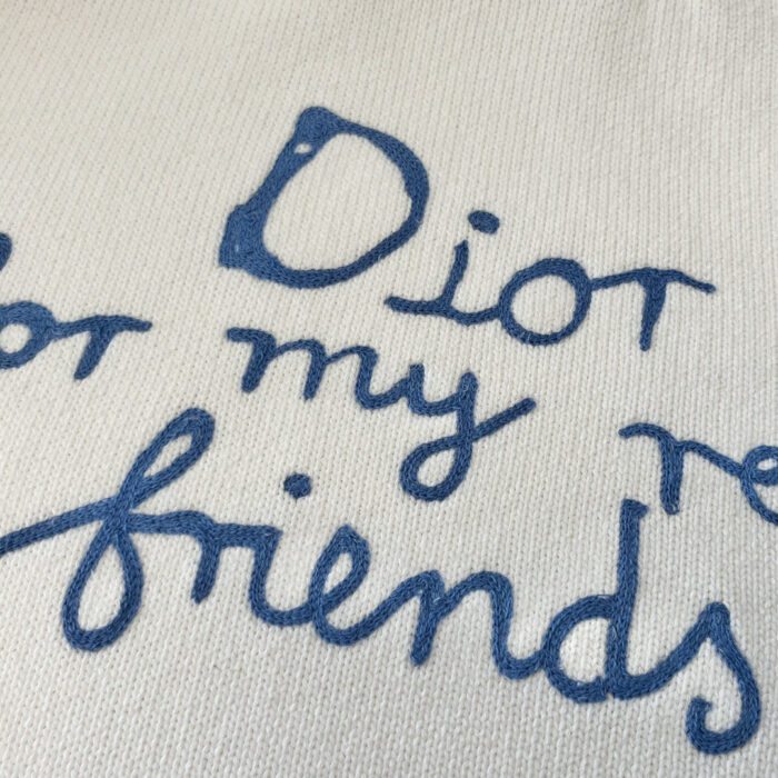 Dior e amici: messaggio di stile, amicizia e raffinatezza su tessuto artigianale.