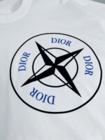 T-shirt Dior bianca con simbolo a bussola, stella e dettagli blu eleganti.