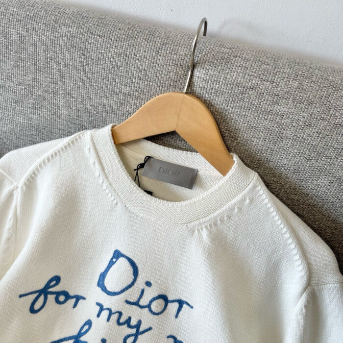 Felpa bianca Dior con stampa colorata, stile casual, comoda e alla moda.