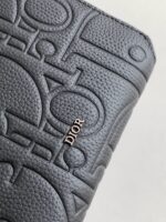 Portafoglio Dior in pelle grigia con logo embossato, design elegante e dettagli raffinati.