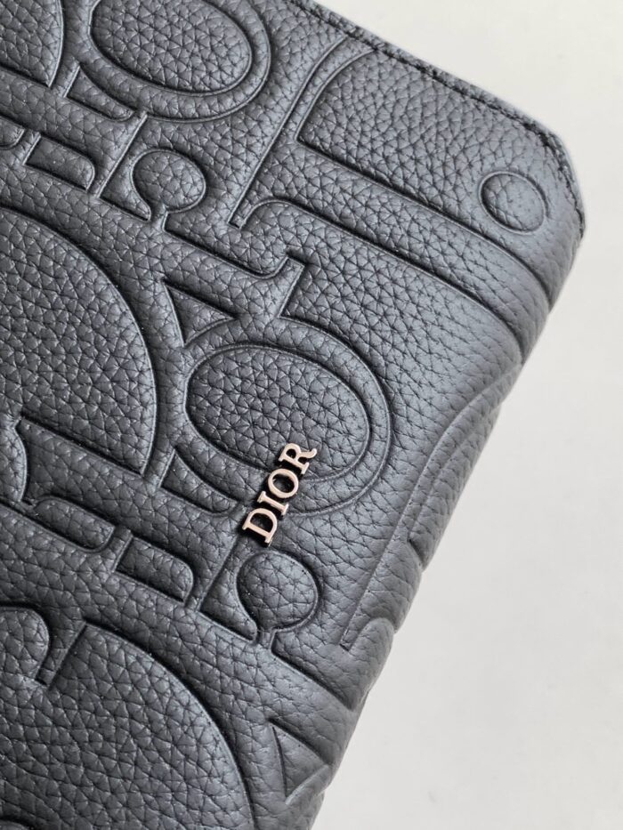 Portafoglio Dior in pelle grigia con logo embossato, design elegante e dettagli raffinati.