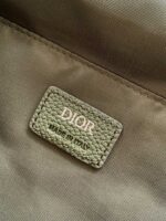Etichetta Dior in pelle Made in Italy, simbolo di eleganza e qualità infinita.