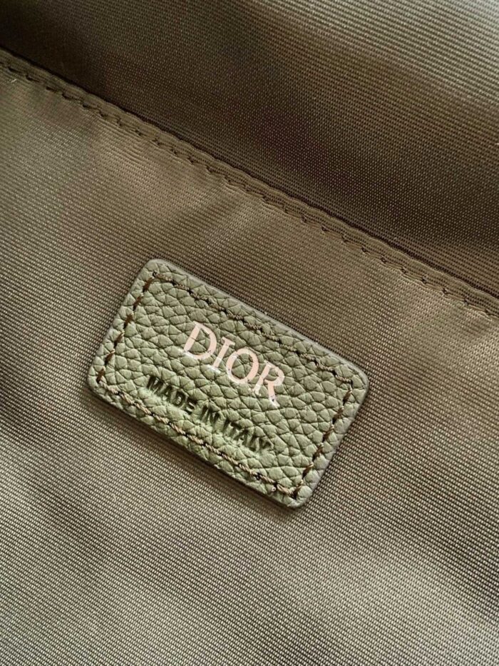 Etichetta Dior in pelle Made in Italy, simbolo di eleganza e qualità infinita.