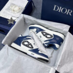 Sneakers Dior limited edition bianco e navy in elegante scatola blu con certificato di autenticità.