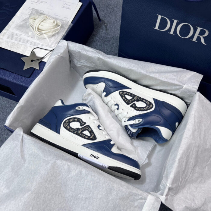 Sneakers Dior limited edition bianco e navy in elegante scatola blu con certificato di autenticità.