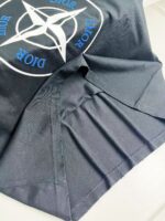 Logo Dior su tessuto nero di lusso, dettagli raffinati e design elegante.