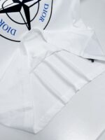 Camicia bianca Dior con logo compass e design moderno, alta qualità e dettagli eleganti.