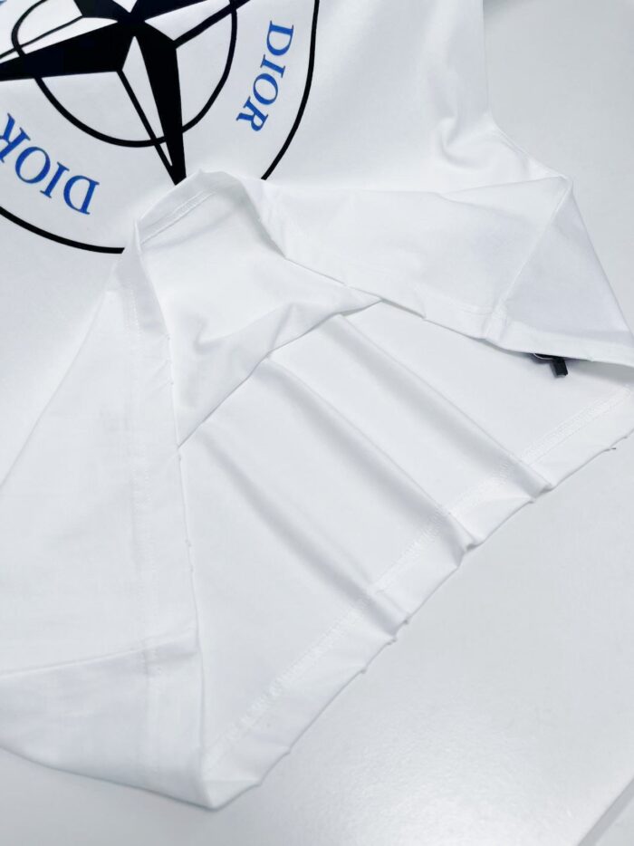 Camicia bianca Dior con logo compass e design moderno, alta qualità e dettagli eleganti.