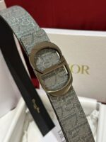 Cintura Dior in tessuto con logo e fibbia metallica elegante, confezione esclusiva.