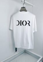Maglietta bianca Dior con logo nero, stile elegante e moderno, casual e di tendenza.