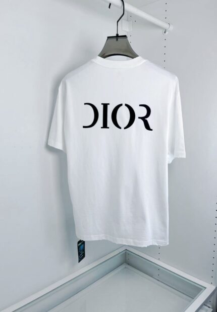 Maglietta bianca Dior con logo nero, stile elegante e moderno, casual e di tendenza.