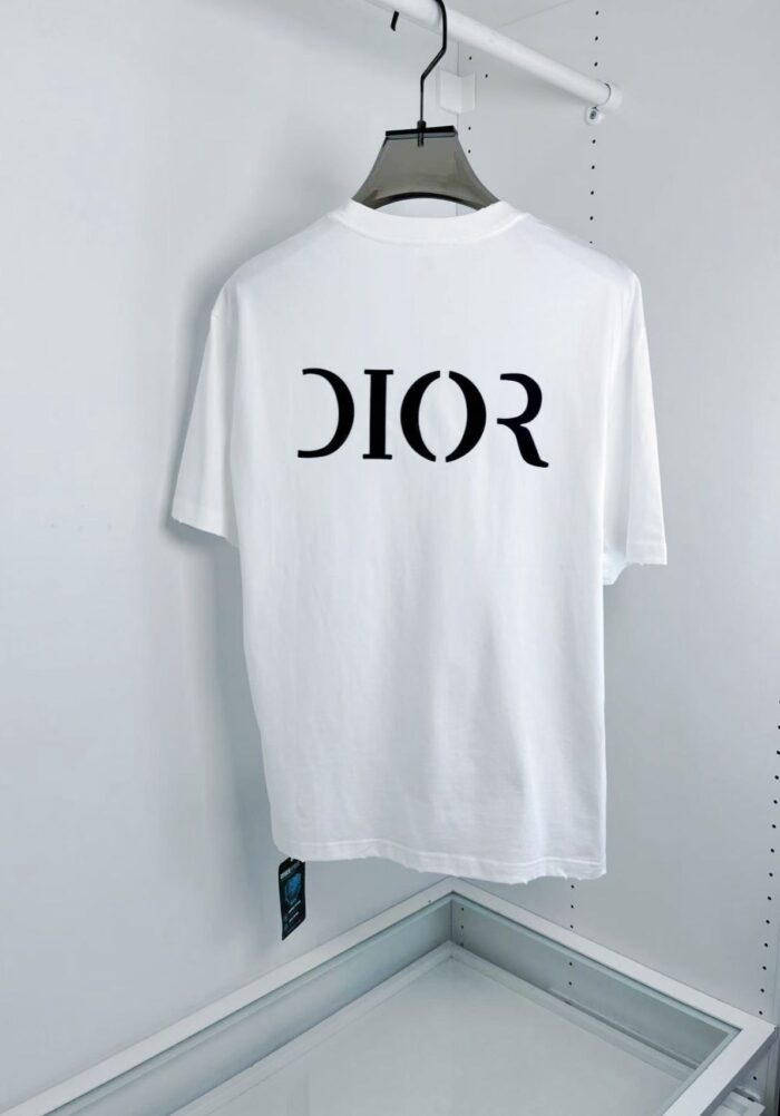 Maglietta bianca Dior con logo nero, stile elegante e moderno, casual e di tendenza.
