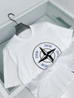 Maglietta bianca Dior con logo a stella nero, stile minimalista e di alta qualità.