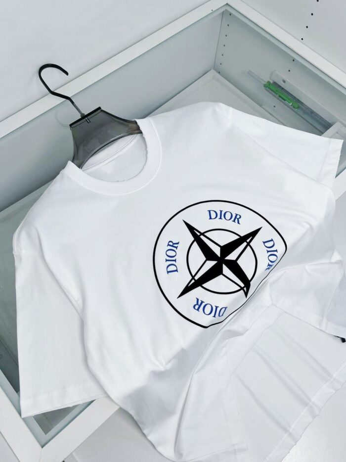 Maglietta bianca Dior con logo a stella nero, stile minimalista e di alta qualità.