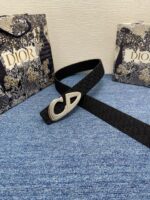 Cintura Dior di lusso con fibbia metallica e scatole regalo eleganti su sfondo blu.