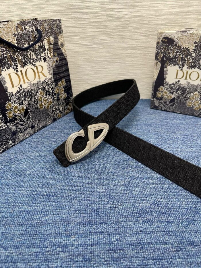 Cintura Dior di lusso con fibbia metallica e scatole regalo eleganti su sfondo blu.