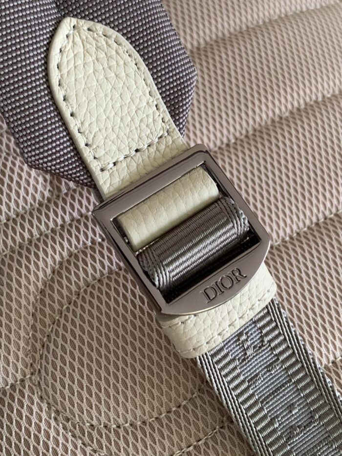 Cintura Dior in tessuto di lusso con fibbia dettagliata e design elegante.