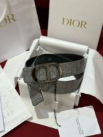 Cintura Dior di lusso con fibbia logo e packaging elegante, perfetta per uno stile sofisticato.