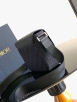 Borsa Dior nera di lusso con logo dorato, elegante accessorio di alta moda.