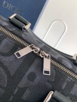 Borsa Dior nera di lusso con cerniere in argento e dettagli iconici del brand.