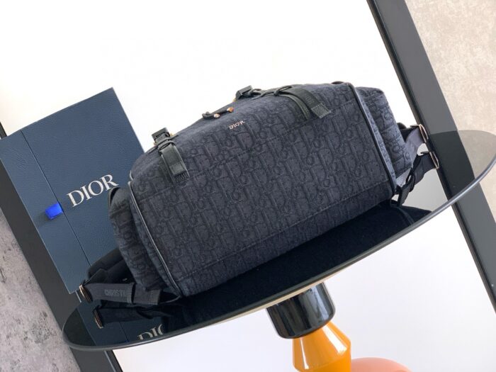 Borsa Dior nera di lusso su tavolo lucido, elegante e versatile per ogni occasione.