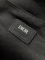 Etichetta Dior su tessuto nero di lusso, dettaglio di alta moda e eleganza.