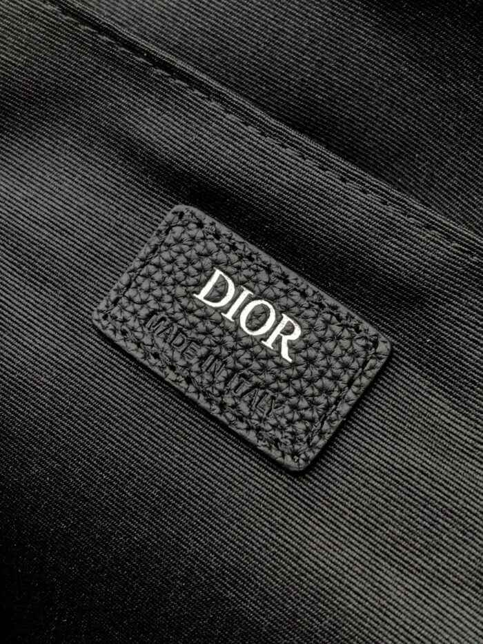 Etichetta Dior su tessuto nero di lusso, dettaglio di alta moda e eleganza.