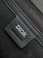 Etichetta Dior in pelle di alta qualità su accessorio di moda di lusso.