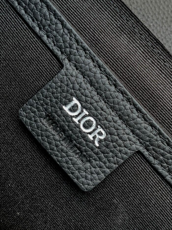 Etichetta Dior in pelle di alta qualità su accessorio di moda di lusso.