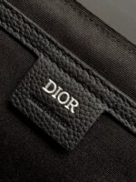 Etichetta Dior in pelle nera con stampa bianca MADE IN ITALY e cuciture di lusso.