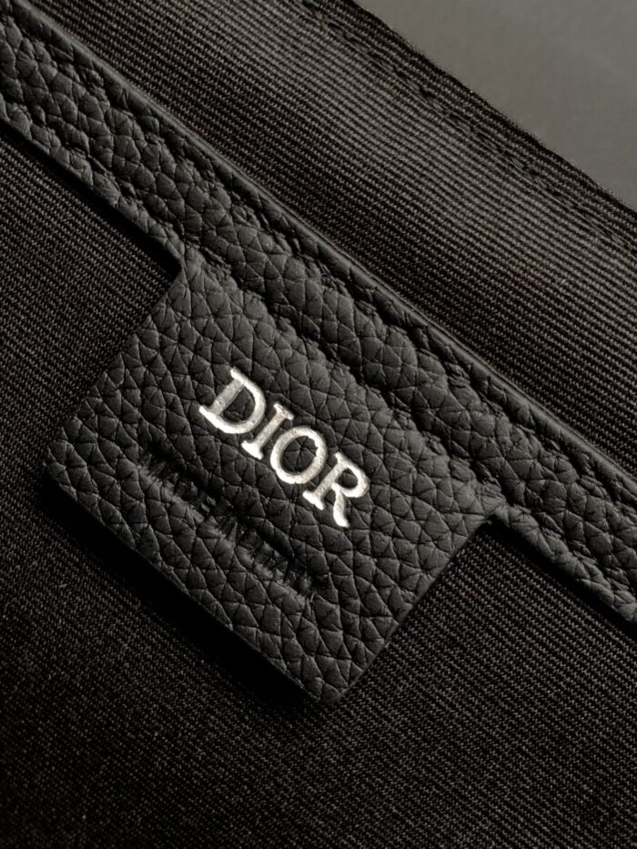 Etichetta Dior in pelle nera con stampa bianca MADE IN ITALY e cuciture di lusso.