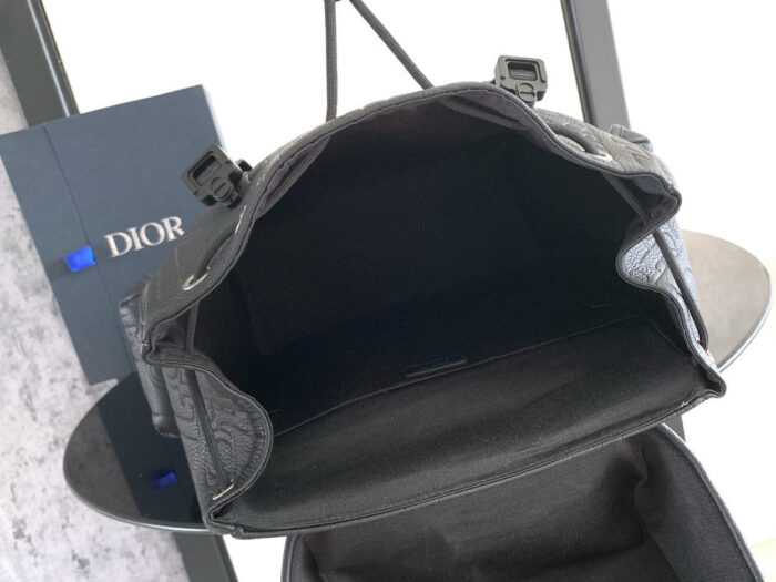 Borsa Dior nera in pelle elegante con dettagli di alta qualità e compartimento spazioso.