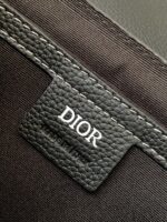 Etichetta Dior in pelle su tessuto di alta qualità, simbolo di eleganza e lusso.