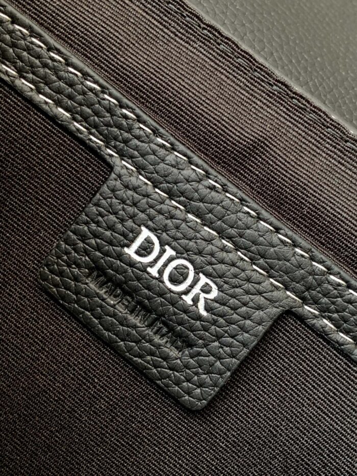 Etichetta Dior in pelle su tessuto di alta qualità, simbolo di eleganza e lusso.