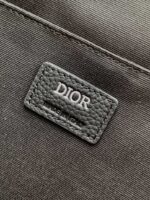 Etichetta Dior in pelle texturizzata, simbolo di lusso e eleganza raffinate.