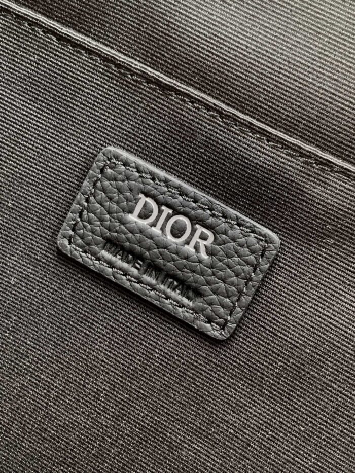 Etichetta Dior in pelle texturizzata, simbolo di lusso e eleganza raffinate.