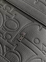 Texture in pelle Dior con logo metallico, dettagli artigianali e design elegante di lusso.