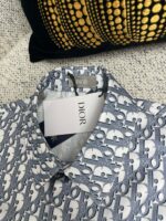 Camicia Dior con design logo, dettagli eleganti e tessuto di alta qualità.