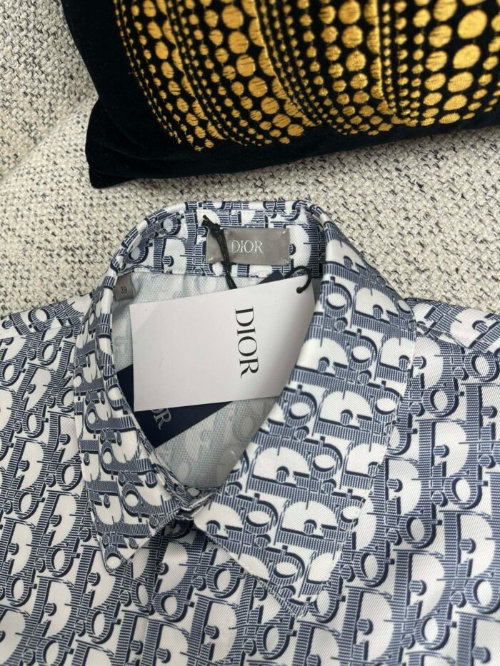 Camicia Dior con design logo, dettagli eleganti e tessuto di alta qualità.