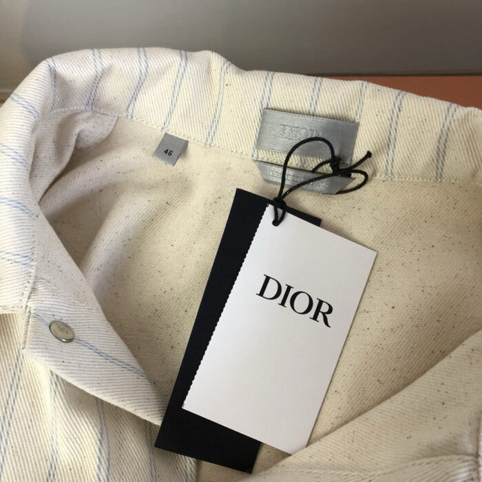 Camicia Dior di alta qualità con dettagli sottili e logo elegante sul pelo interne.