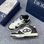 Sneaker Dior luxury streetwear, bianco e nero, dettagli eleganti, con borsa blu e accessori esclusivi.