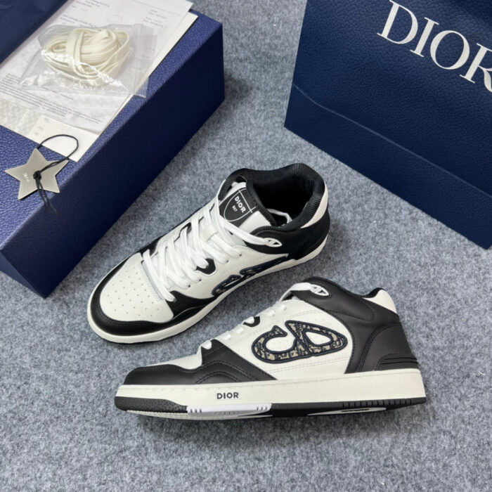 Sneaker Dior luxury streetwear, bianco e nero, dettagli eleganti, con borsa blu e accessori esclusivi.