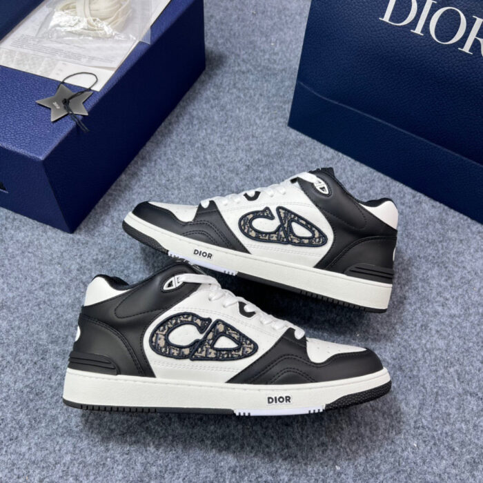Sneakers Dior bianche e nere di lusso con dettagli raffinati e scatola elegante.