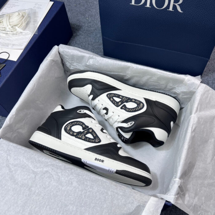 Sneakers Dior nere e bianche di lusso, stile urbano e design raffinato in elegante scatola.