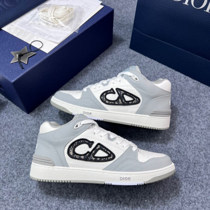 Sneakers Dior Lusso bianche e grigie, design elegante, logo distintivo, comfort e stile esclusivi.
