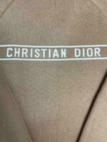 Maglietta beige Dior con logo bianco elegante e minimalista su tessuto morbido e confortevole
