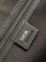 Zip Dior di lusso con dettaglio in pelle verde e logo embossato.