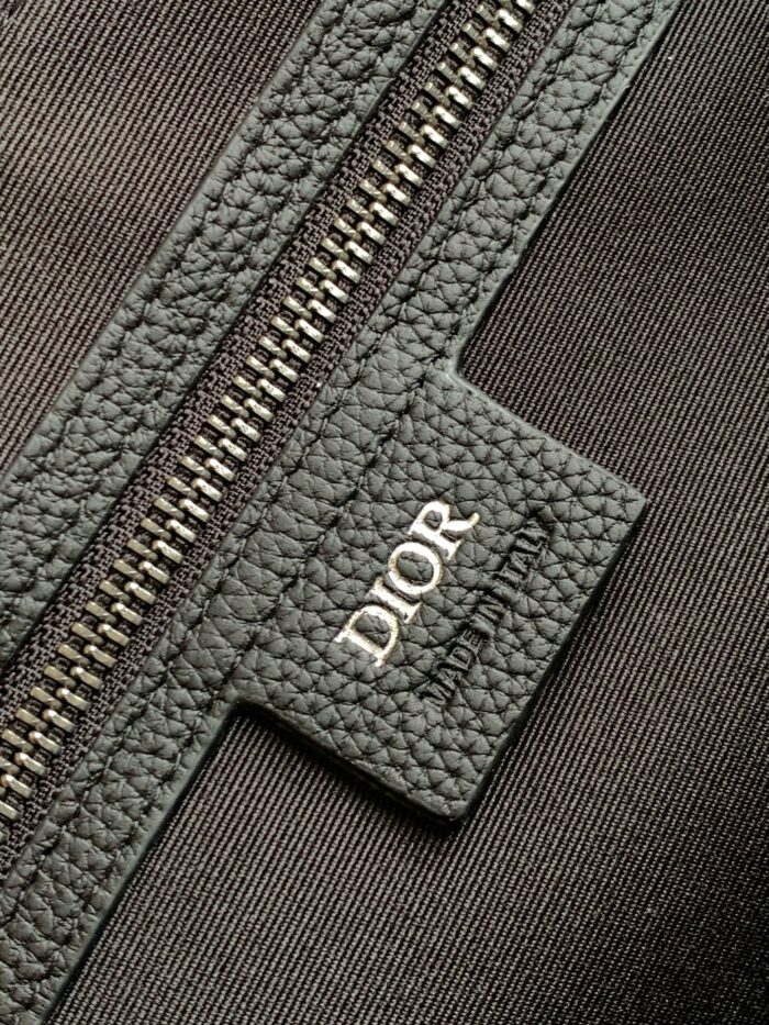 Zip Dior di lusso con dettaglio in pelle verde e logo embossato.